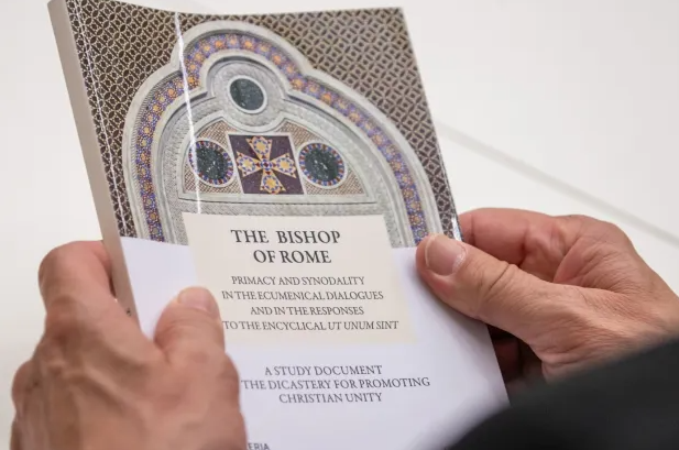 "El primado del Papa es de servicio y se ejerce de manera sinodal"