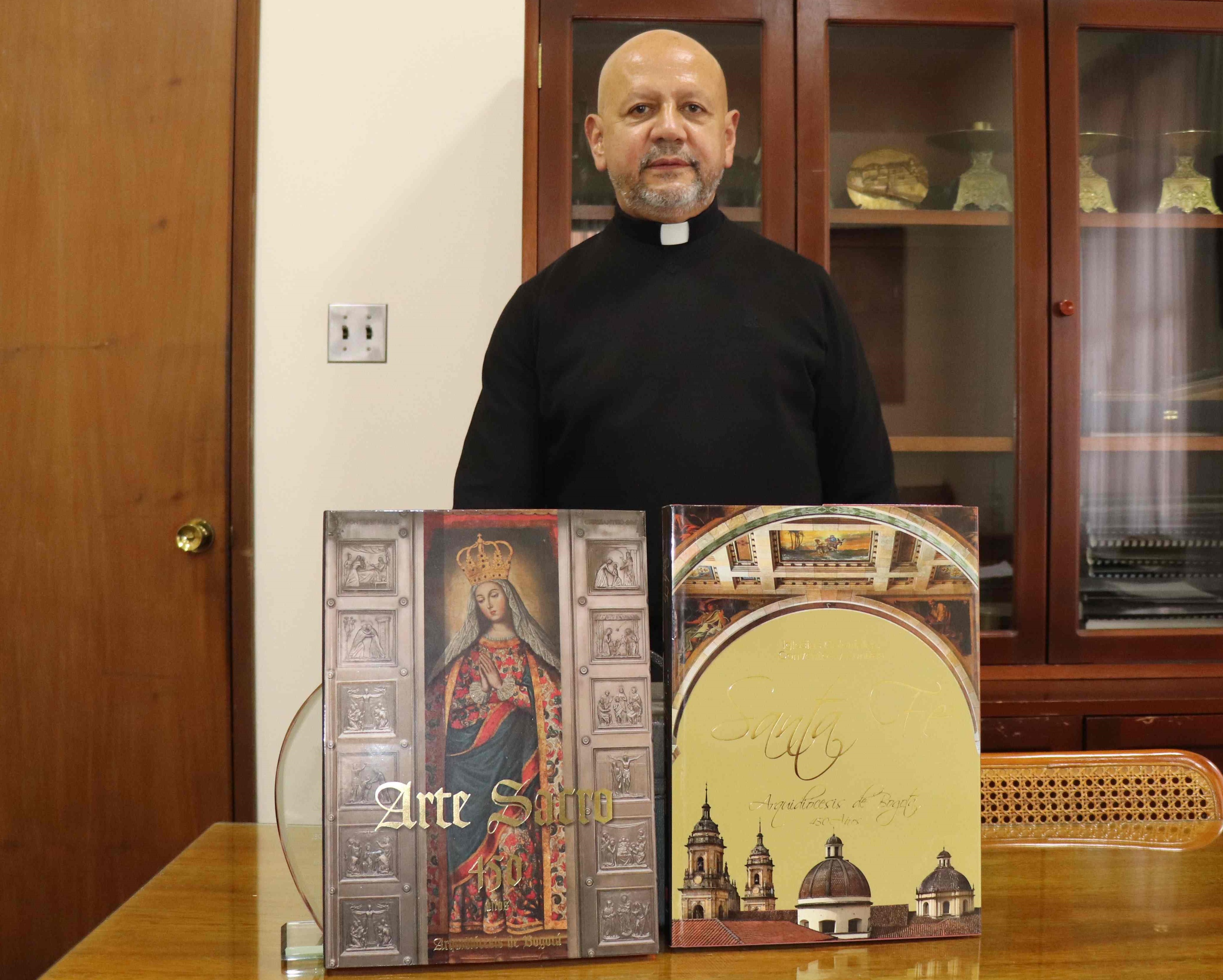 El padre Edison Sahamuel Ortiz es especialista en conservación y restauración del patrimonio arquitectónico y urbano; magister en restauración de monumentos arquitectónicos; y licenciado en Teología. Fue ordenado el 6 de diciembre de 1984 por monseñor Rubén Buitrago Trujillo. Servicios pastorales: Párroco en Santa María del Cedro Miembro de la Comisión Arquidiocesana de Infraestructura y Patrimonio Delegado arzobispal para el patrimonio Miembro de la Junta para la Conservación del Patrimonio de la Catedral de la Arquidiócesis de Bogotá