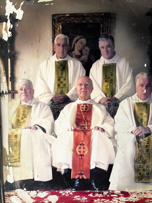 con sus hermanos sacerdotes