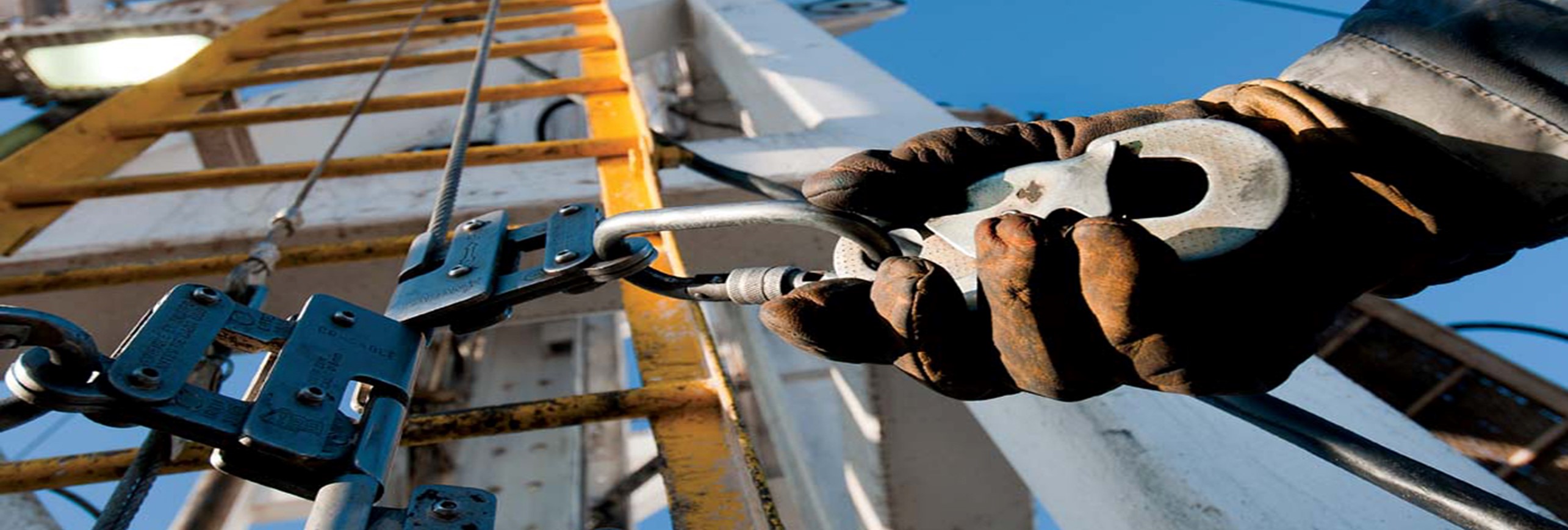 “A Dios rogando y con el mazo dando”