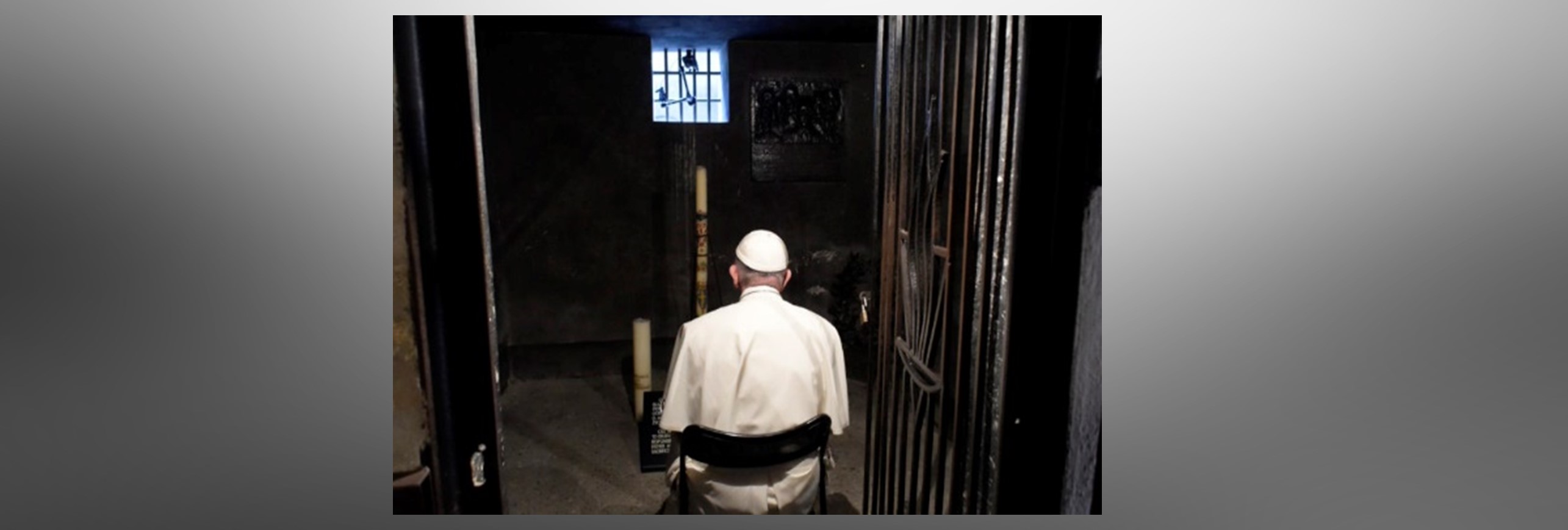 Tal como estaba previsto el Papa reza en silencio en Auschwitz