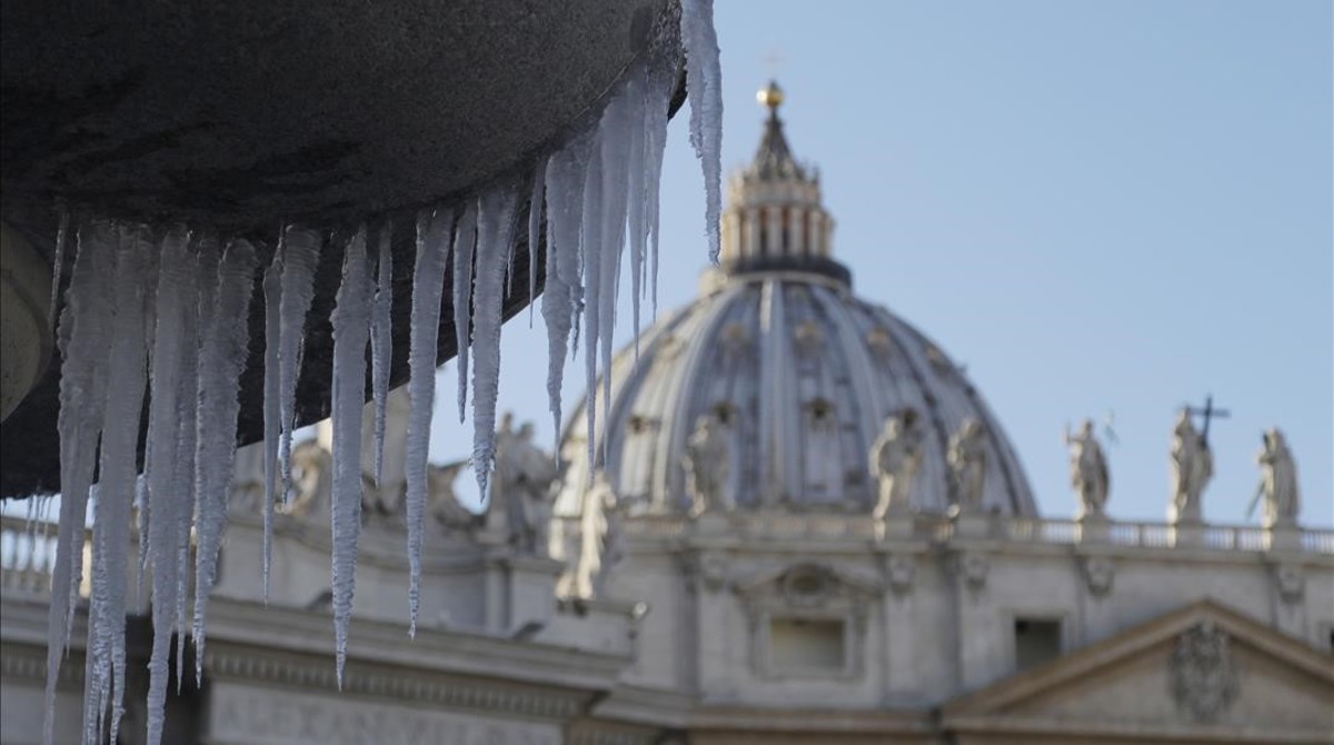 Por la ola de frío en Roma, el Papa manda buscar a los sintecho en sus carros