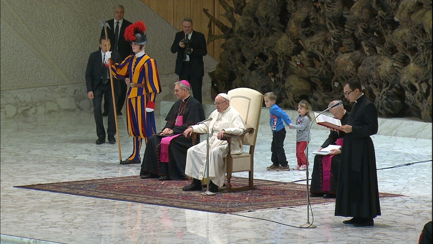 “Dios es padre y madre y ama siempre”, Francisco