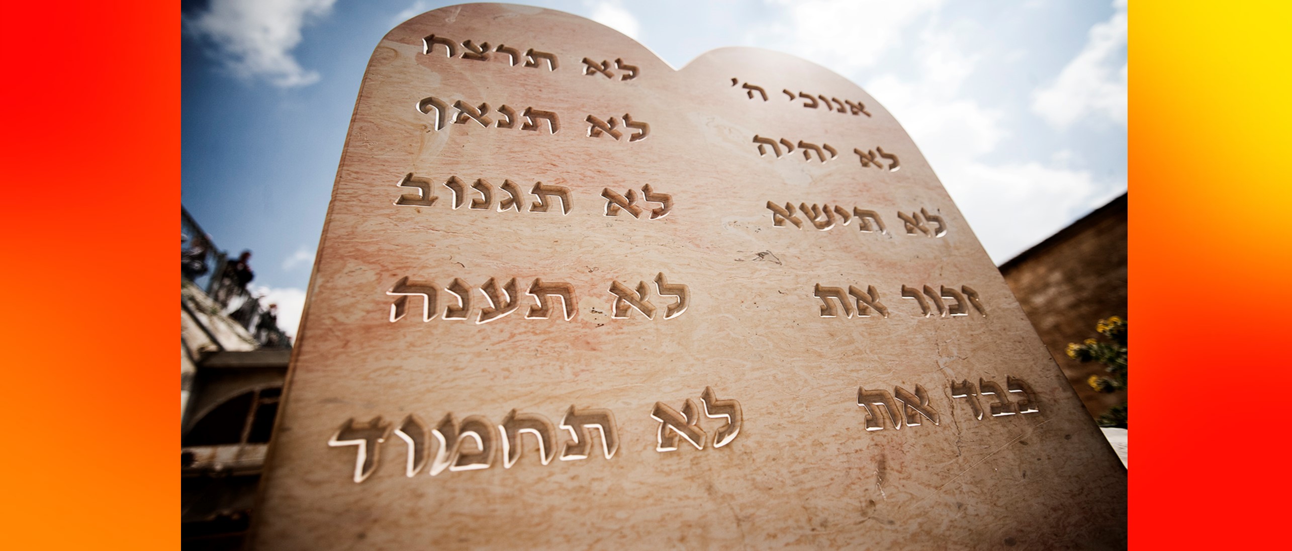 El Decálogo comienza con la manifestación de la generosidad de Dios