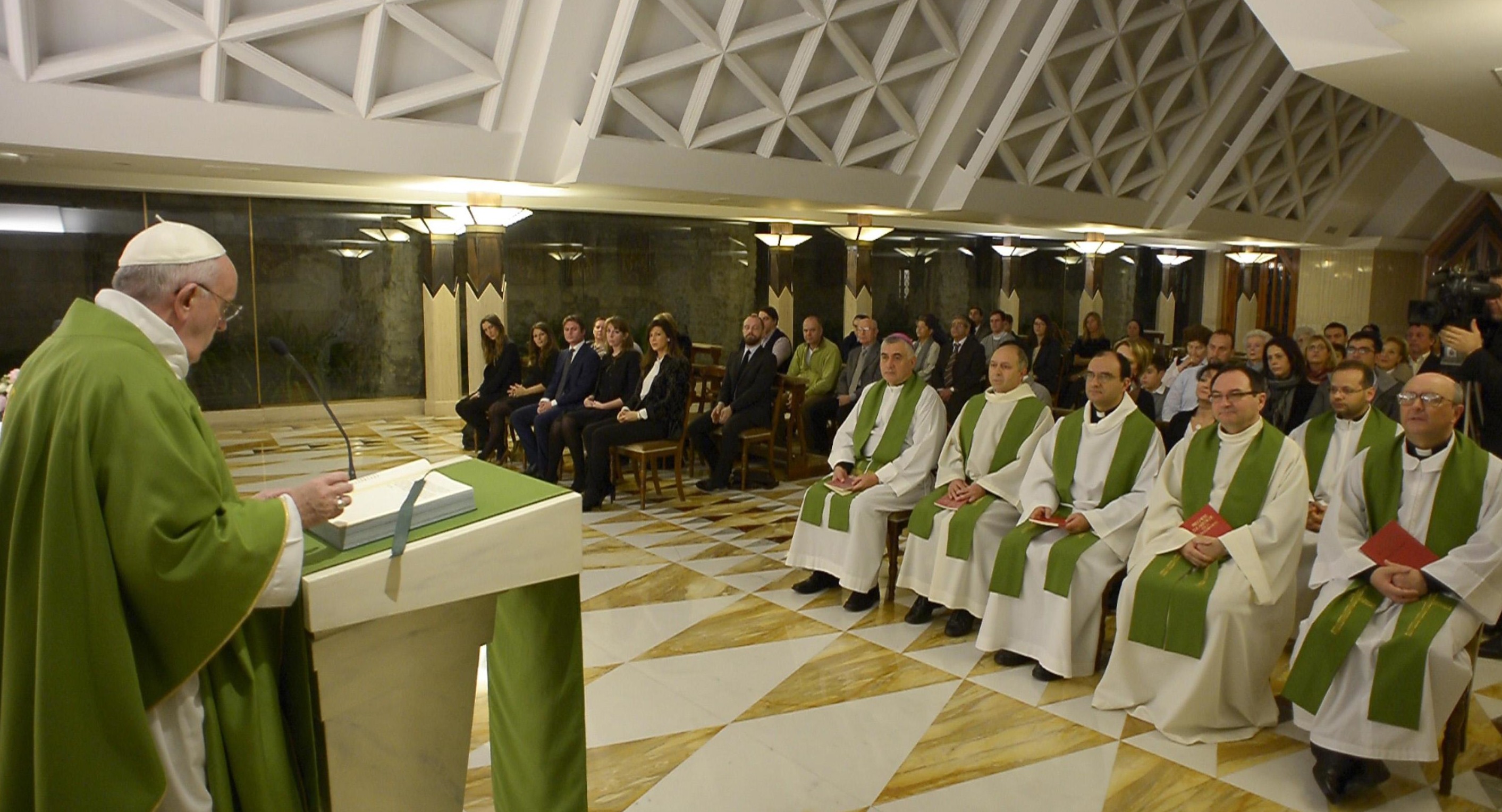 Quien vive el Evangelio no puede tener una doble vida