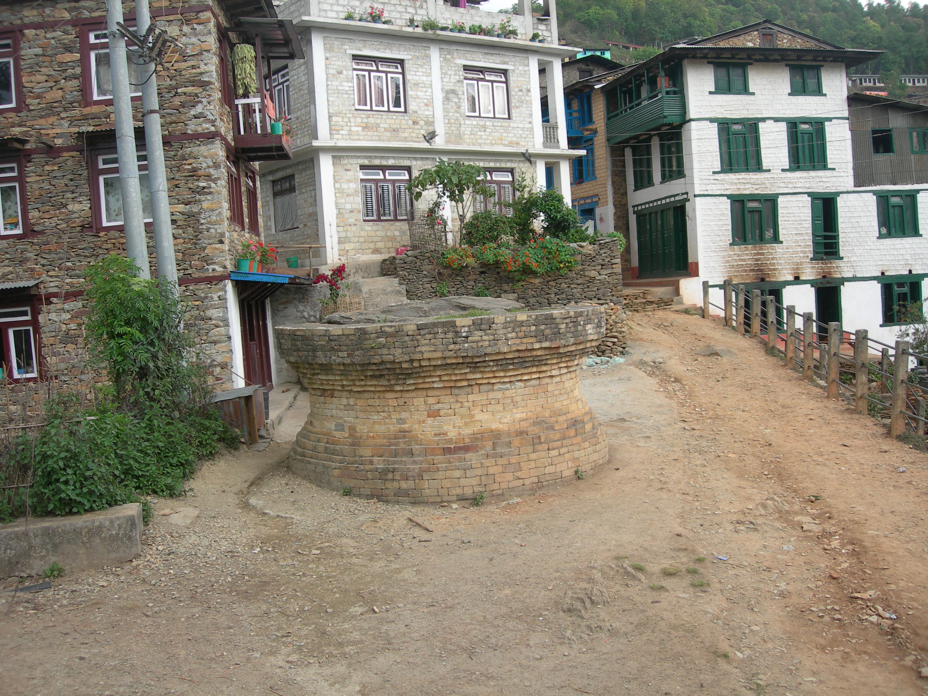 En Okhaldhunga, remota aldea nepalí, los habitantes estaban en misa y el templo fue refugio natural