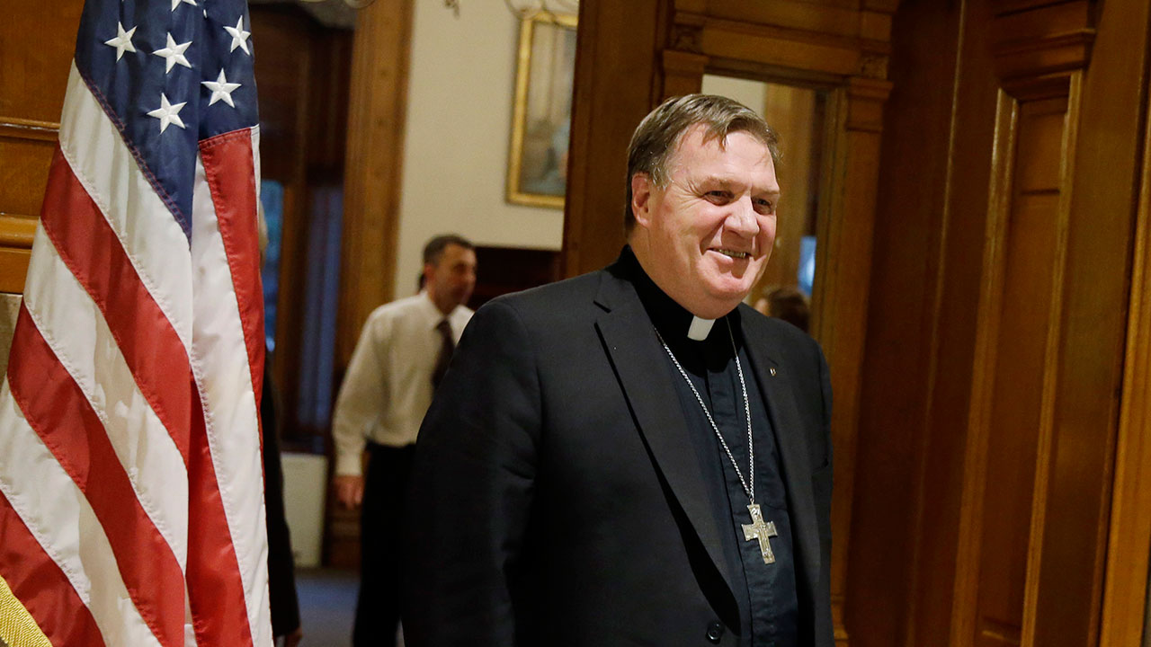 El cardenal Tobin denuncia el cierre de la frontera como un acto irracional de Trump