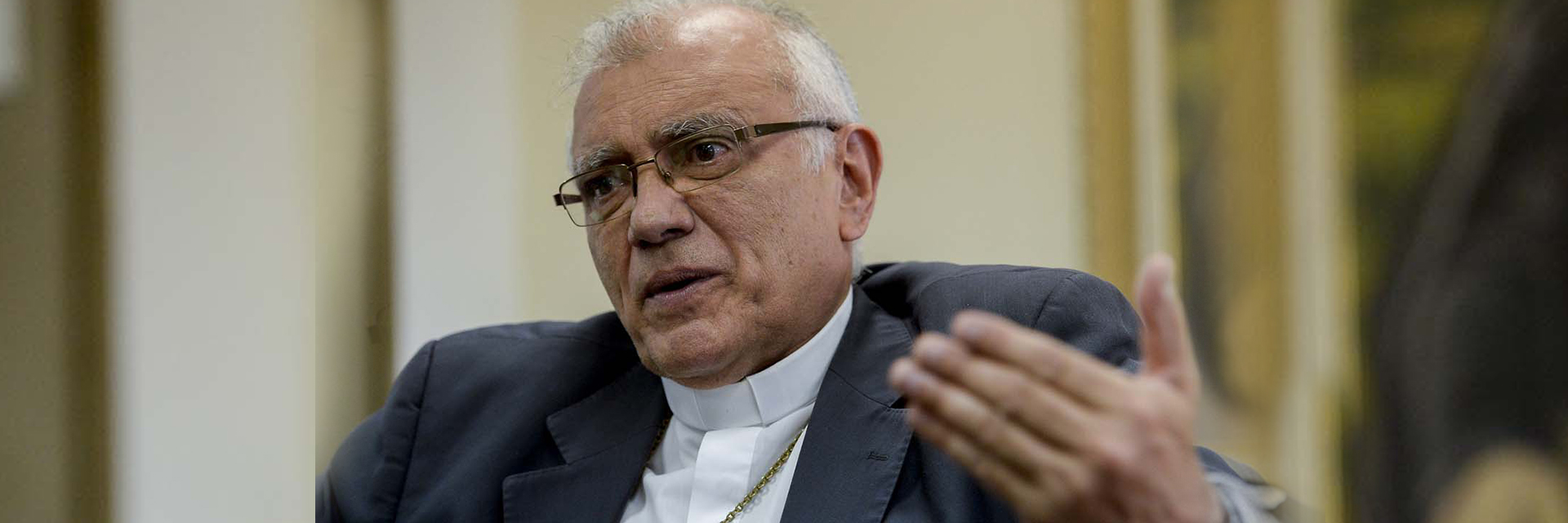 El cardenal Baltazar Enrique Porras Cardozo, arzobispo de Mérida, oye los clamores de un pueblo sumido en honda crisis