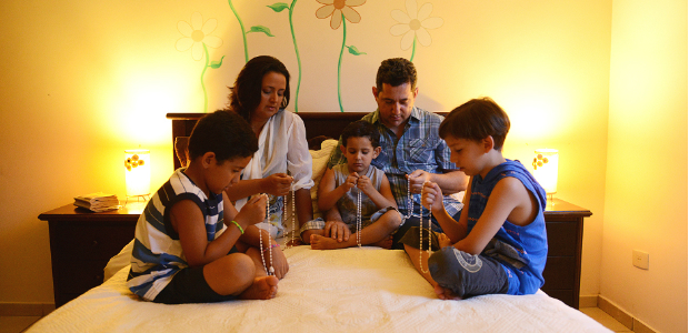 La Devoción del Santo Rosario en familia