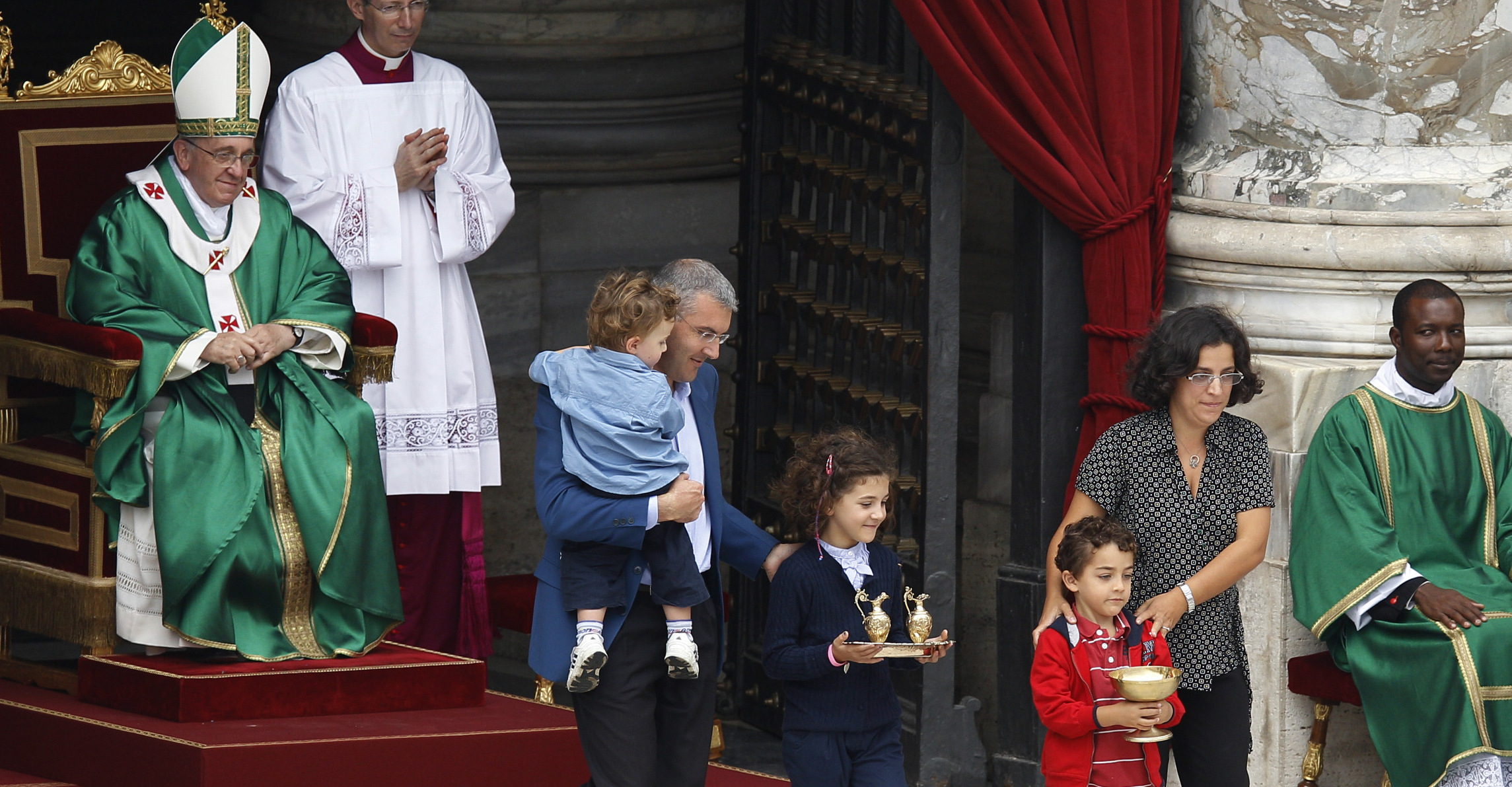 Hablar con franqueza y escuchar con humildad, pidió el Papa al Sínodo