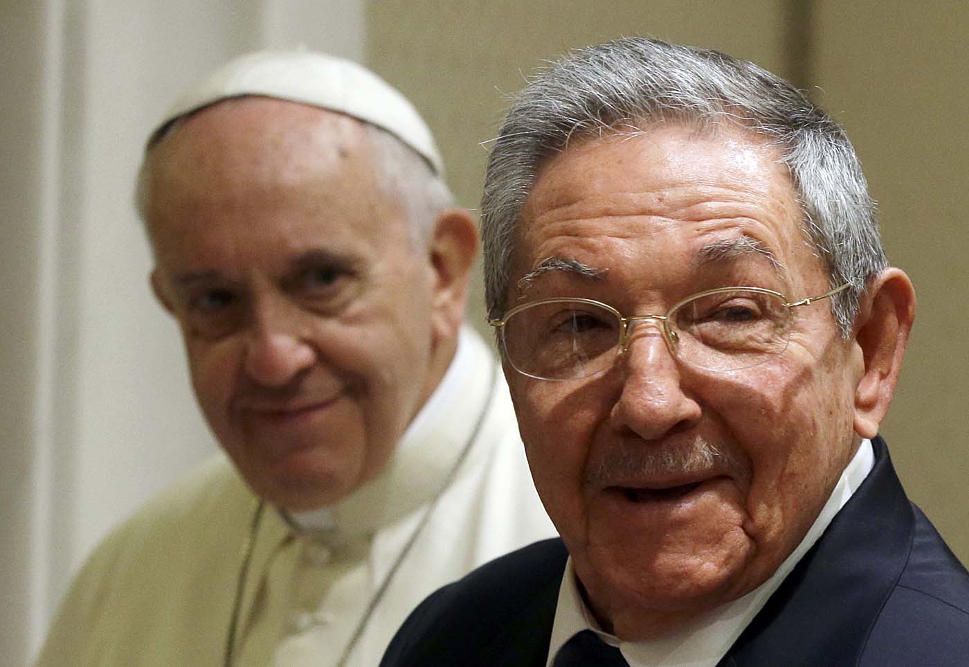 Raúl Castro, impresionado por el encuentro con Francisco, podría volver a la Iglesia