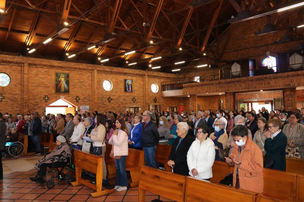 La Vicaría Episcopal Territorial Padre Misericordioso reunió a enfermos, cuidadores, personal médico y pastoral en un encuentro lleno de espiritualidad, amor y gratitud En un ambiente profundamente humano y espiritual, la parroquia San Juan de Ávila, templo jubilar, que hace parte del territorio acogido por la Vicaría Episcopal Padre Misericordioso, en el norte de Bogotá, fue el escenario de una emotiva celebración eucarística por el Jubileo de los enfermos, los geriátricos y sus cuidadores. Cerca de 600