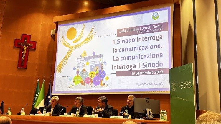 Cardenal Coccopalmerio: Los laicos son figuras centrales, no consejeros de los párrocos