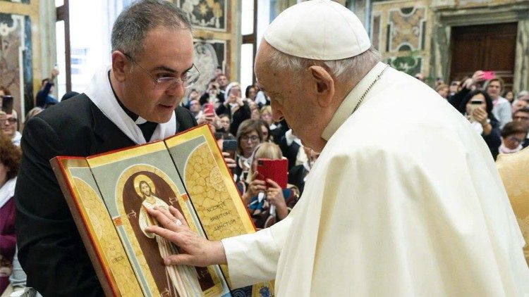 Vatican Media - Padre Pasqualino di Dio y el Papa Francisco.