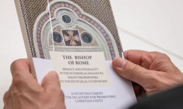 "El primado del Papa es de servicio y se ejerce de manera sinodal"
