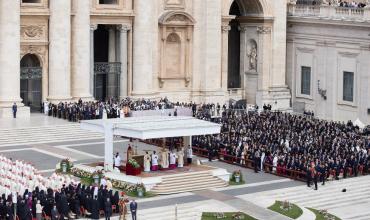 En el funeral y en la inauguración